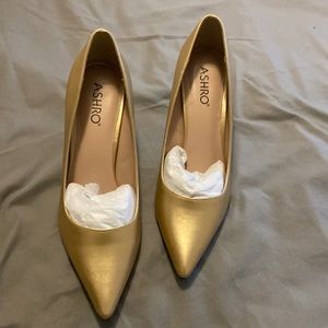 Gold pumps size 9